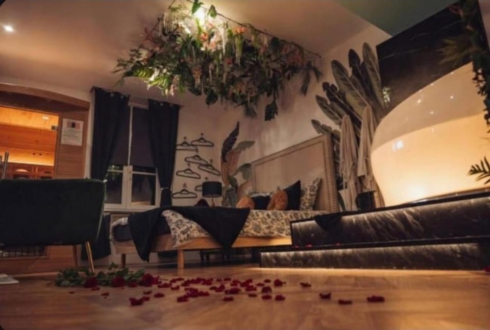 Spa-Sauna-Ciel de pluie tropicale-Crémant- Nuit Romantique - Escapade Mâconnaise Apartment in Bourgogne-Franche-Comté