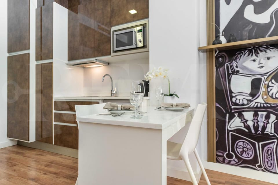 Paloma & Claude Suite Picasso-Inspired REMS Apartment in Malaga