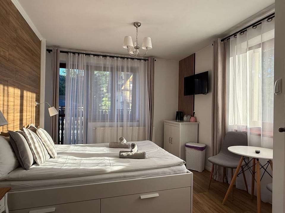 Bed, TV and multimedia, Photo of the whole room, Bedroom, towels