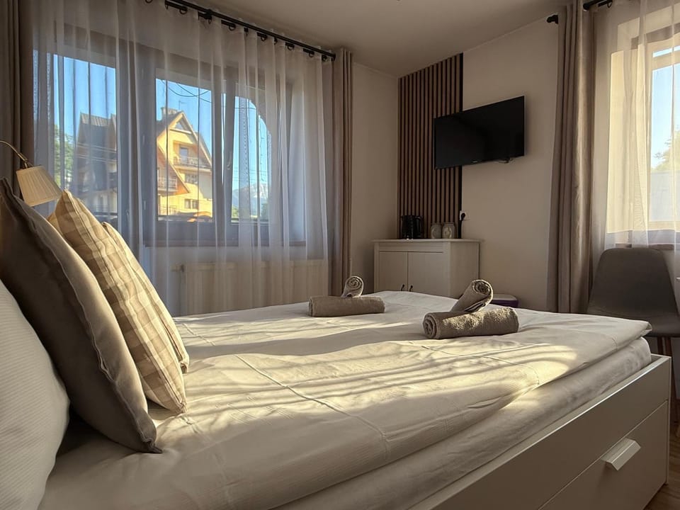 Communal lounge/ TV room, Bed, TV and multimedia, Photo of the whole room, Evening entertainment, Bedroom, towels