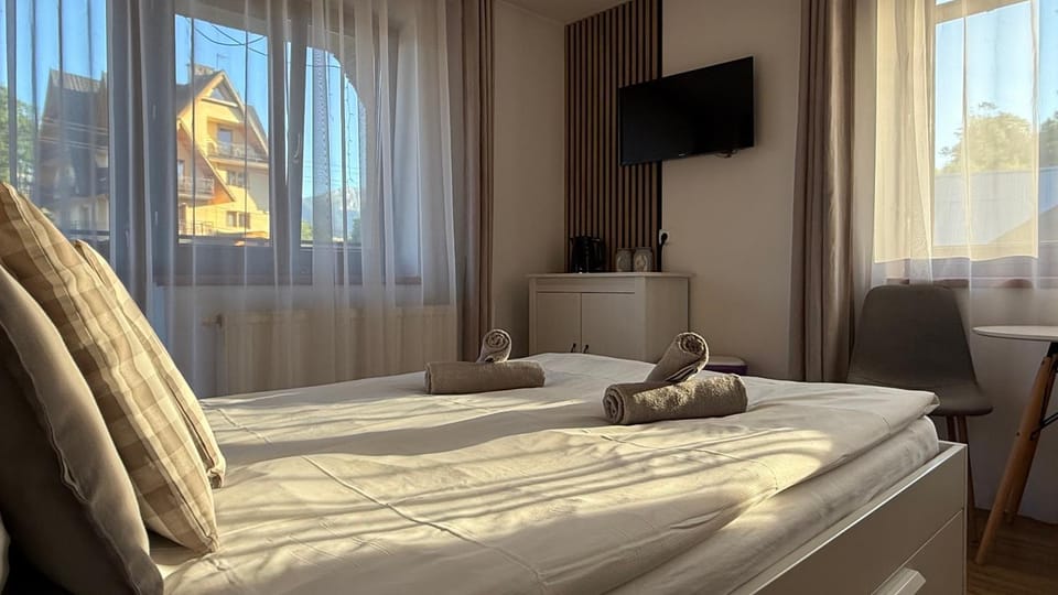 Communal lounge/ TV room, Bed, TV and multimedia, Photo of the whole room, Evening entertainment, Bedroom, towels