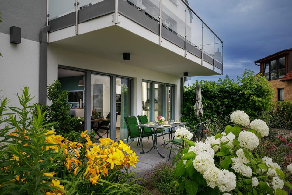 Property building, Garden, Balcony/Terrace, Seating area, Garden view