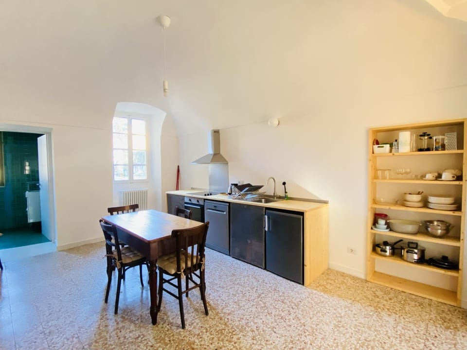 Kitchen or kitchenette, Dining area