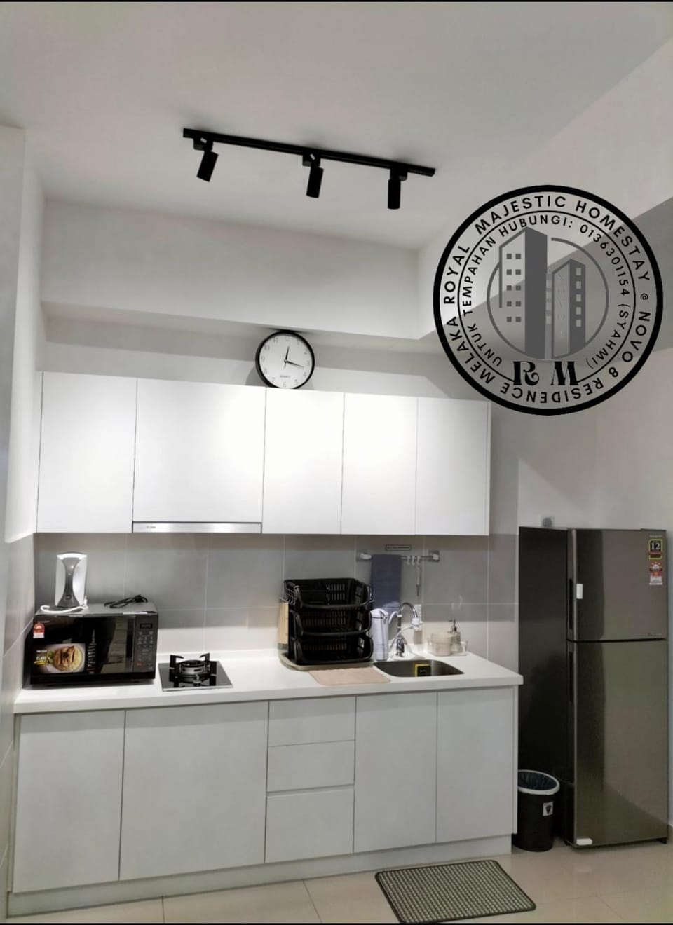 Kitchen or kitchenette, minibar