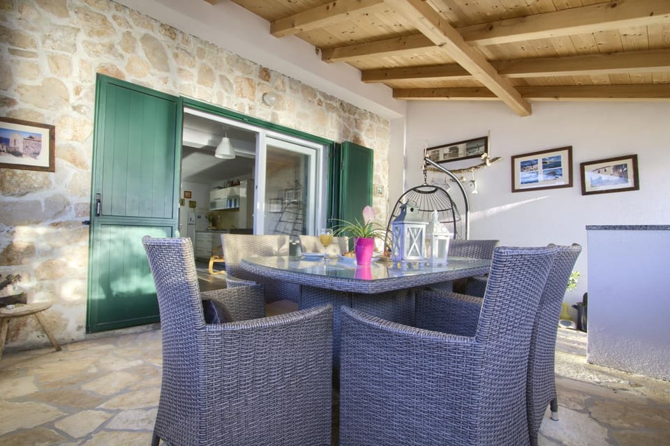 Food and drinks, Seating area, Dining area