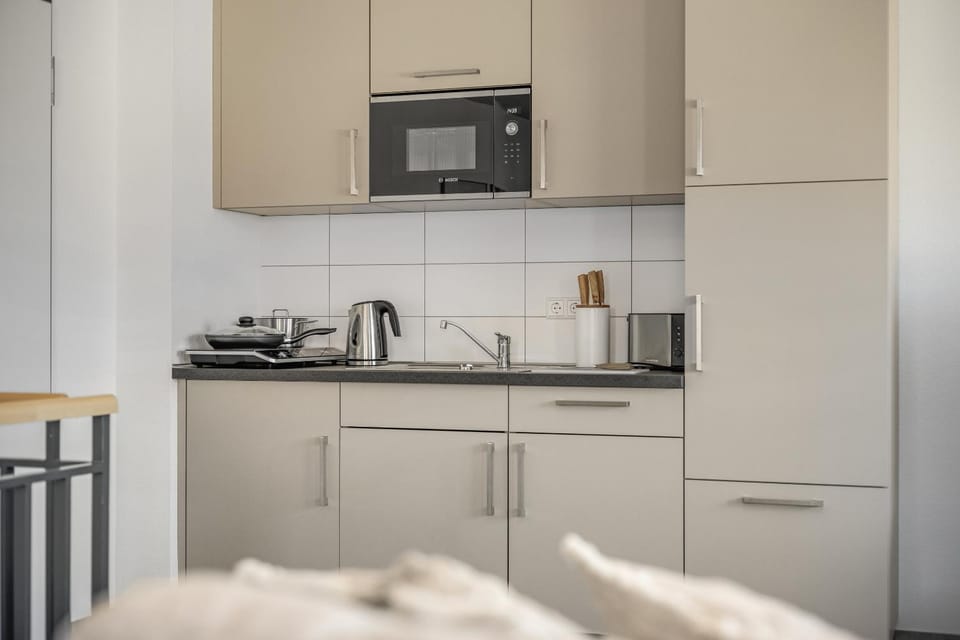Kitchen or kitchenette, minibar, stove, toaster