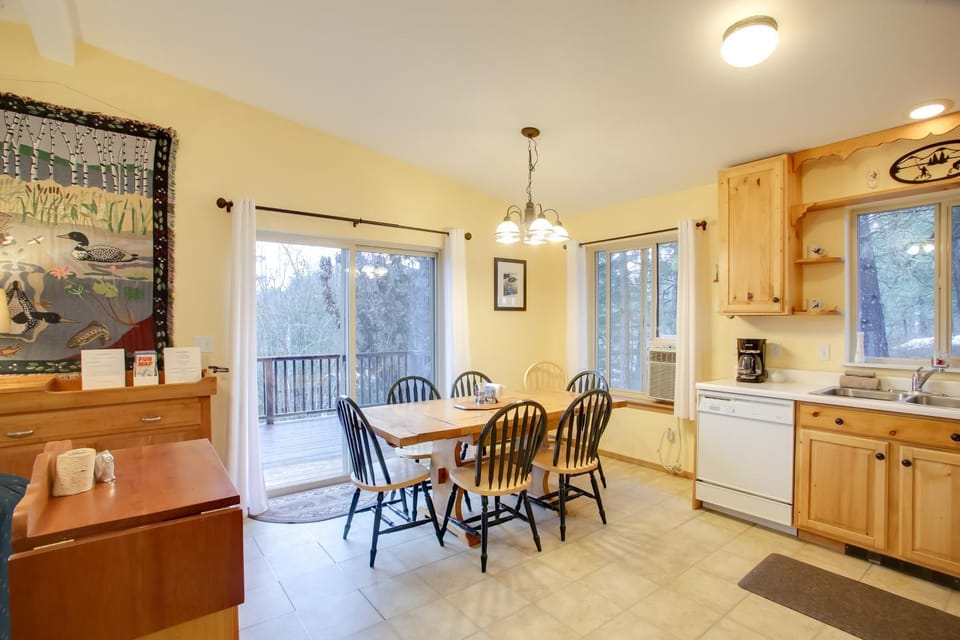 Cave Bay Vacation Rental with Game Room! House in Kootenai County