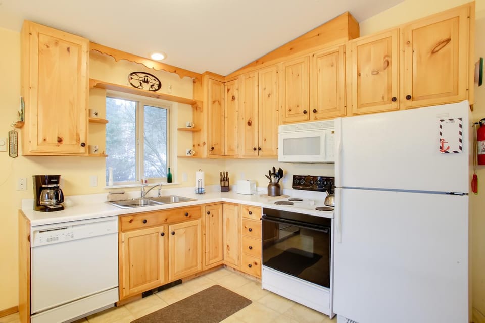 Cave Bay Vacation Rental with Game Room! House in Kootenai County