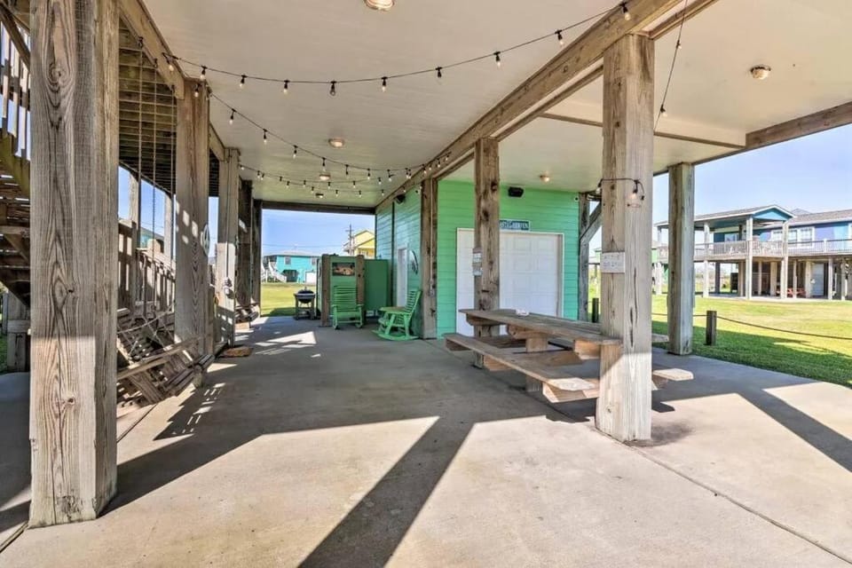 Coastal Heaven - Crystal Beach Relaxing Beach Home House in Bolivar Peninsula
