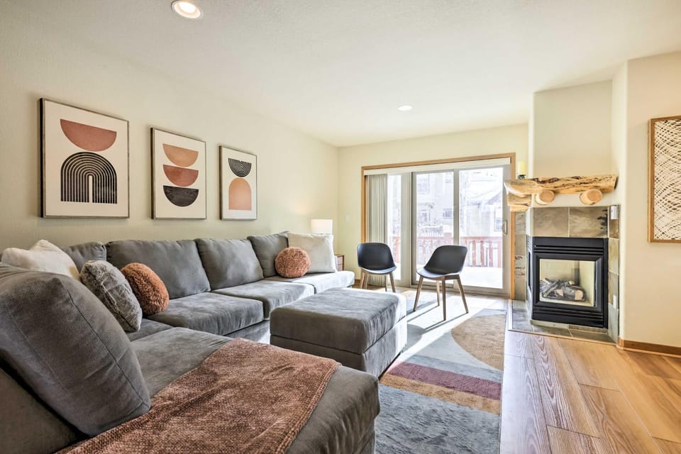 Winter Park Townhome w/ Hot Tub, Ski Shuttle! House in Fraser