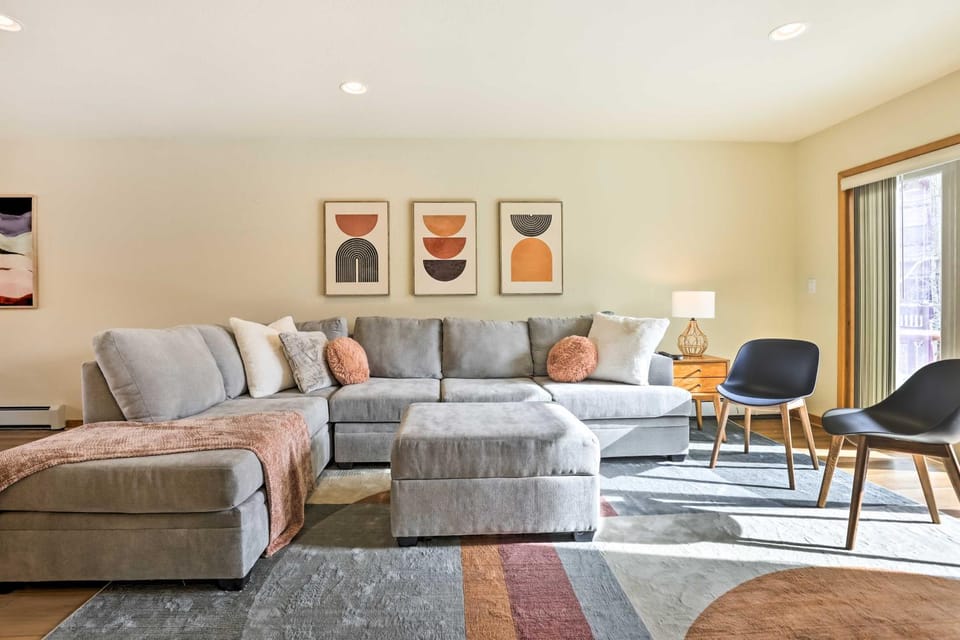 Winter Park Townhome w/ Hot Tub, Ski Shuttle! House in Fraser