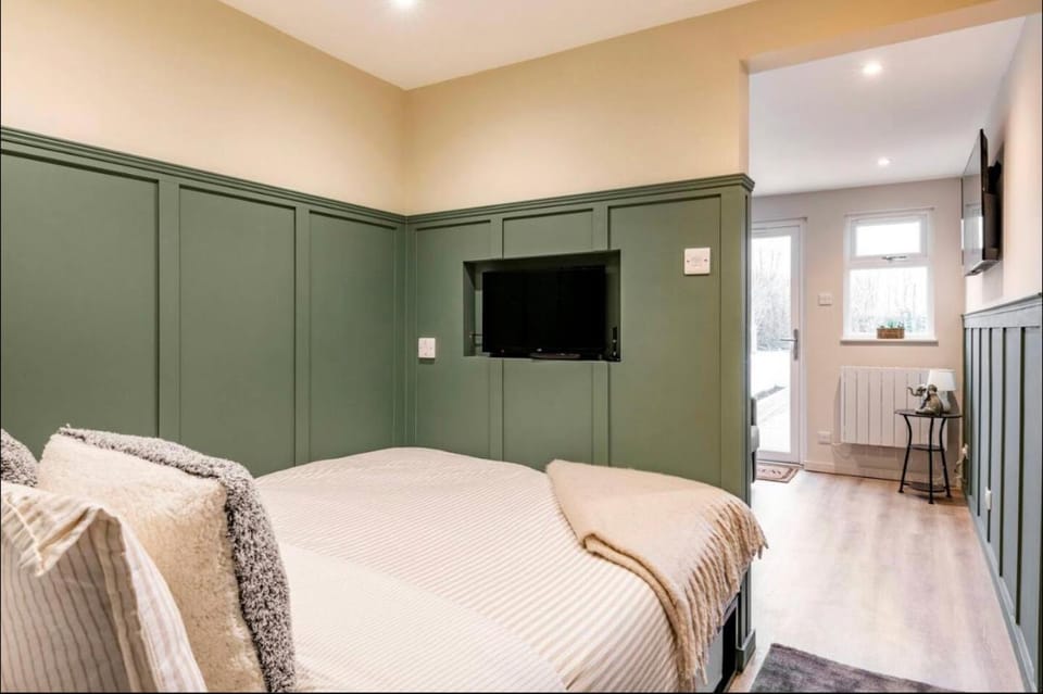 Bed, TV and multimedia, Bedroom