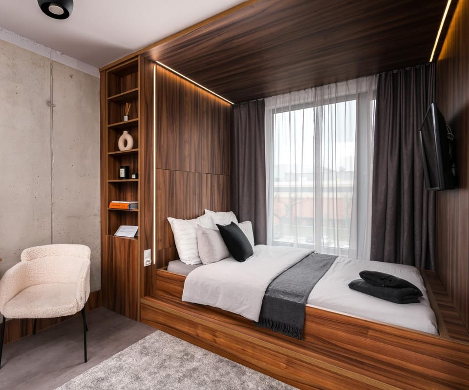 Bed, TV and multimedia, View (from property/room), Living room, Seating area, Bedroom, hair dresser, towels, wardrobe