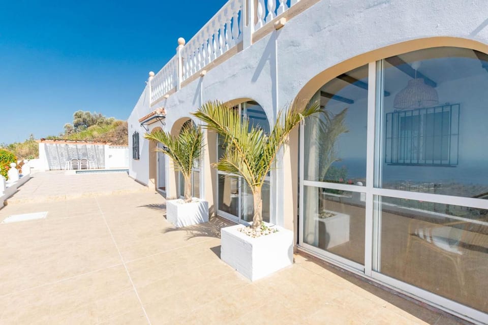 Property building, Balcony/Terrace, Balcony/Terrace