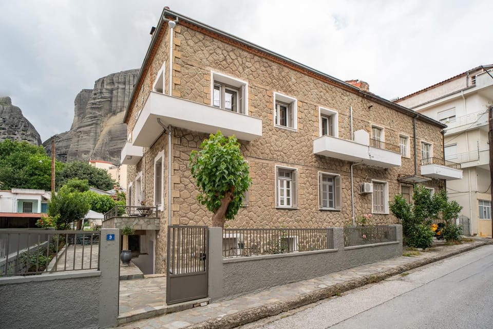 The Rock Guesthouse A 1923 Stone Heritage Home in Meteora Apartment in Kalabaka