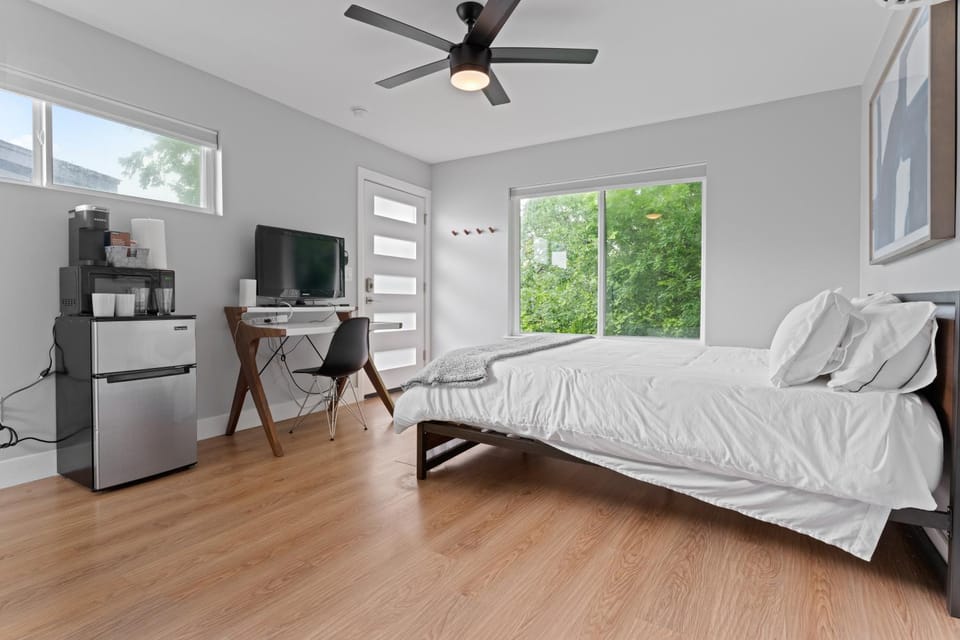Bed, TV and multimedia, Kitchen or kitchenette, Bedroom