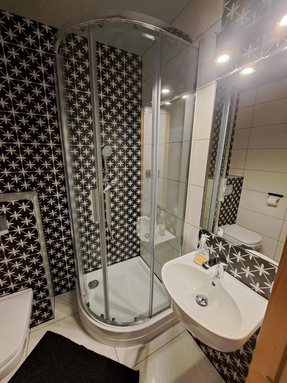 Shower, Toilet, Bathroom, towels