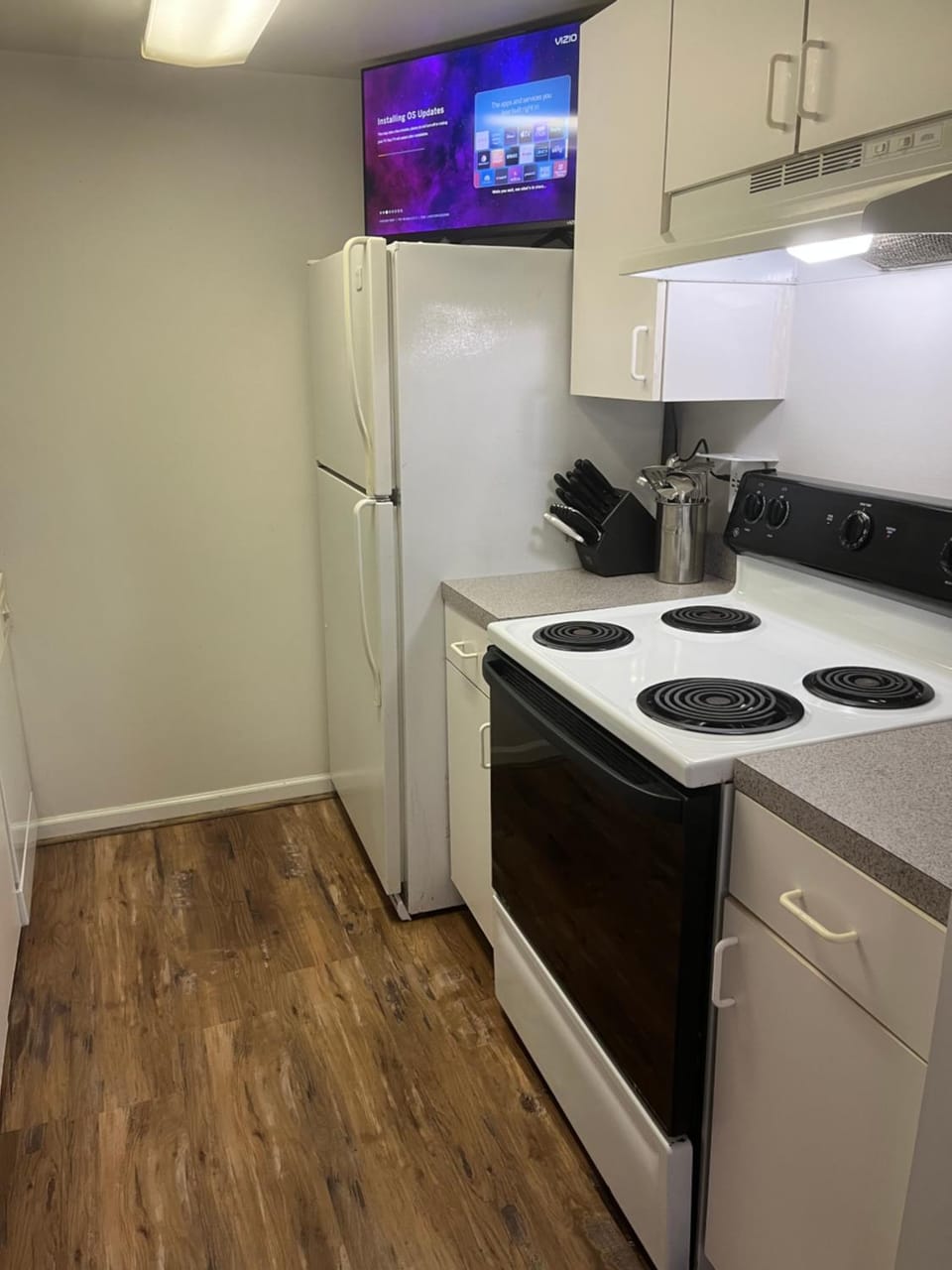 THE Clubhouse MASTERS GOLF THEMED 1 KING BED 1 BATH FURNISHED APARTMENT FULL SIZE KITCHEN FULL SIZE LEATHER PULL OUT SLEEPER SOFA IN LIVING ROOM & FULL SIZE LEATHER SOFA 1 GIG FIBER INTERNET DIRECTV PREMIUM PACKAGE ALL SPORTS & MOVIE CHANNELS & DVR Apartment in Columbia