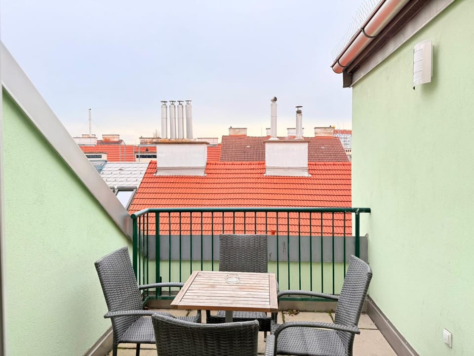 View (from property/room), Balcony/Terrace, Dining area