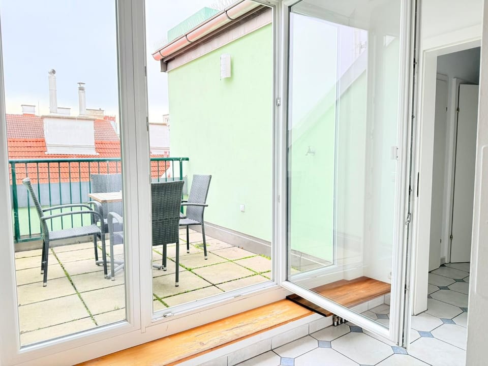 View (from property/room), Balcony/Terrace, Dining area