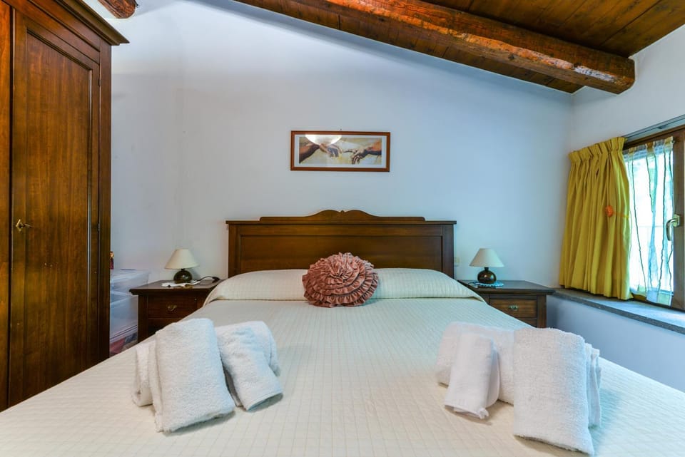 Bed, Bedroom, towels