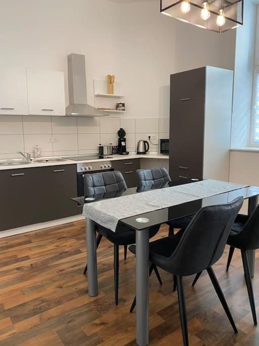 Kitchen or kitchenette, Living room, Seating area, Dining area, minibar, pet friendly, stove