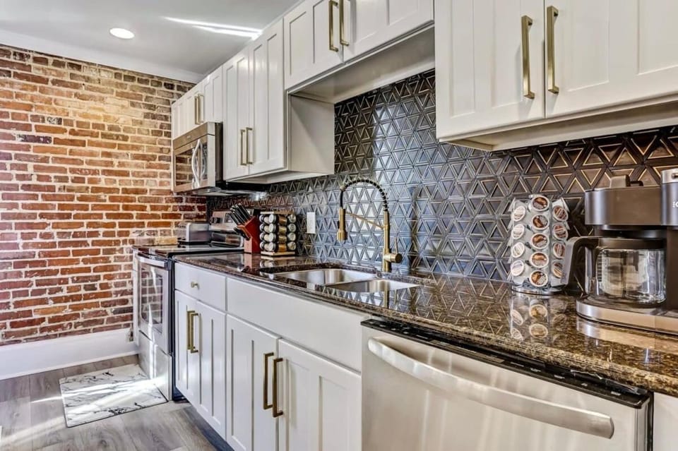 West End Loft - Downtown 5 min walk to River St Apartment in Savannah