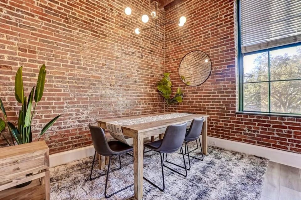 West End Loft - Downtown 5 min walk to River St Apartment in Savannah