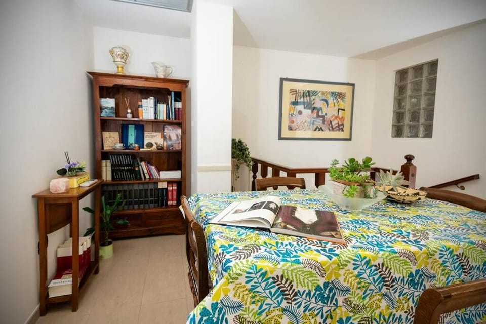 Library, Dining area, hair dresser