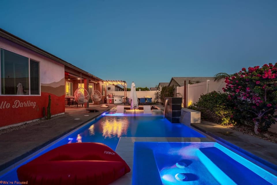 Desert Oasis 5Br 3Bth, Pool, Gym, Karaoke, EV Ch House in Indio