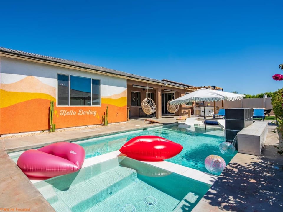 Desert Oasis 5Br 3Bth, Pool, Gym, Karaoke, EV Ch House in Indio