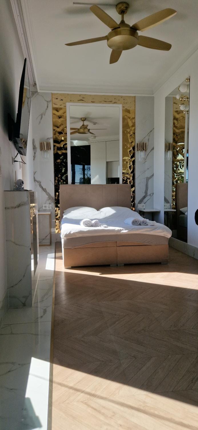 Bed, Day, TV and multimedia, Balcony/Terrace, Photo of the whole room, Bedroom, Landmark view, fireplace, soundproof, towels