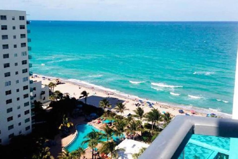 Property building, Day, Natural landscape, Bird's eye view, Beach, Pool view, Sea view, Swimming pool, sunbed