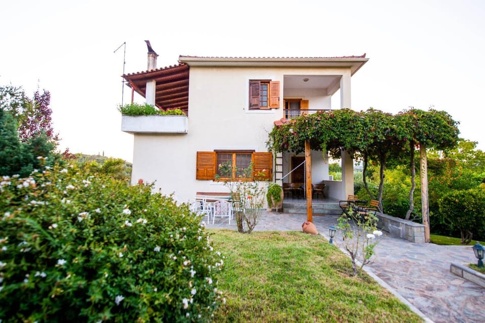 Property building, Facade/entrance, Garden, Garden view