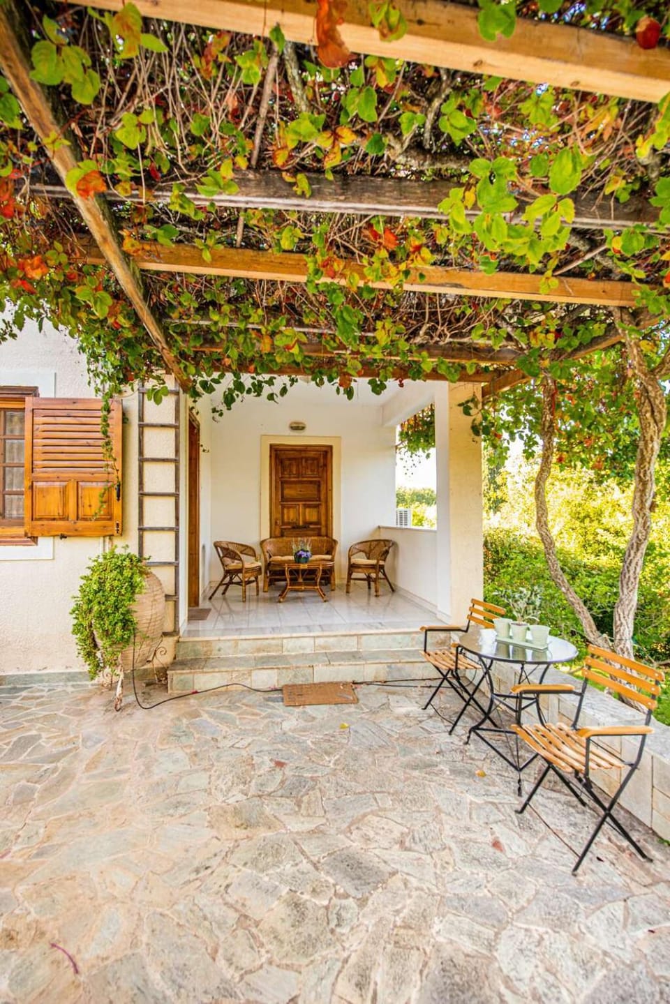 Property building, Patio, Garden, Balcony/Terrace, Seating area, Dining area, Garden view