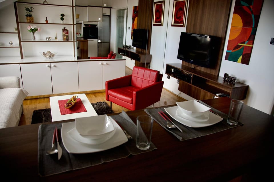 Communal lounge/ TV room, TV and multimedia, Living room, Seating area, Dining area