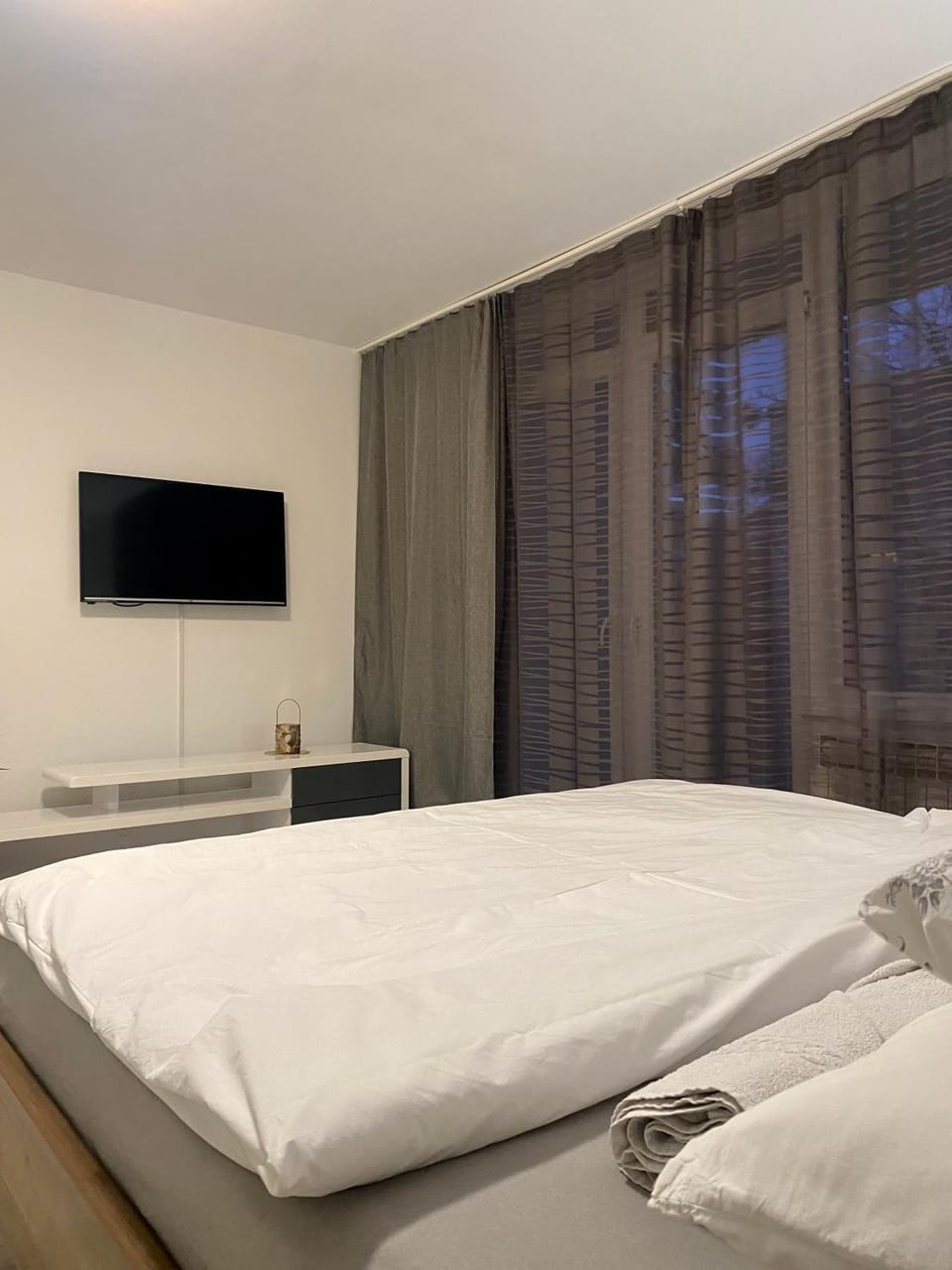 Bed, TV and multimedia, Photo of the whole room, Evening entertainment, Bedroom