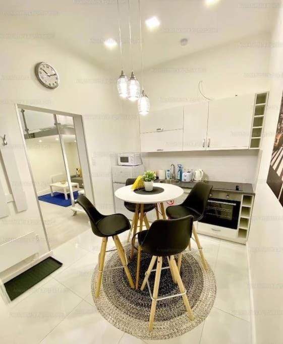 Kitchen or kitchenette, Dining area, minibar, pet friendly
