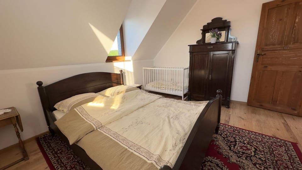 Bedroom, cot
