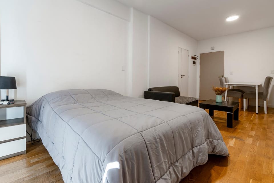 Bed, TV and multimedia, Photo of the whole room, Seating area, Bedroom, hair dresser