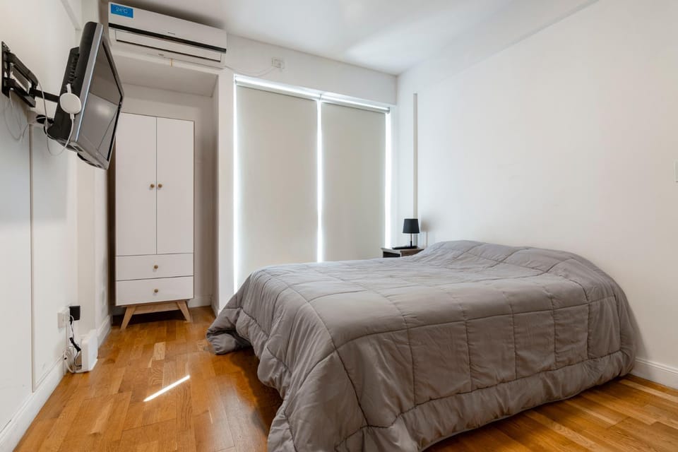Bed, TV and multimedia, Photo of the whole room, Bedroom, internet, wardrobe, air conditioner
