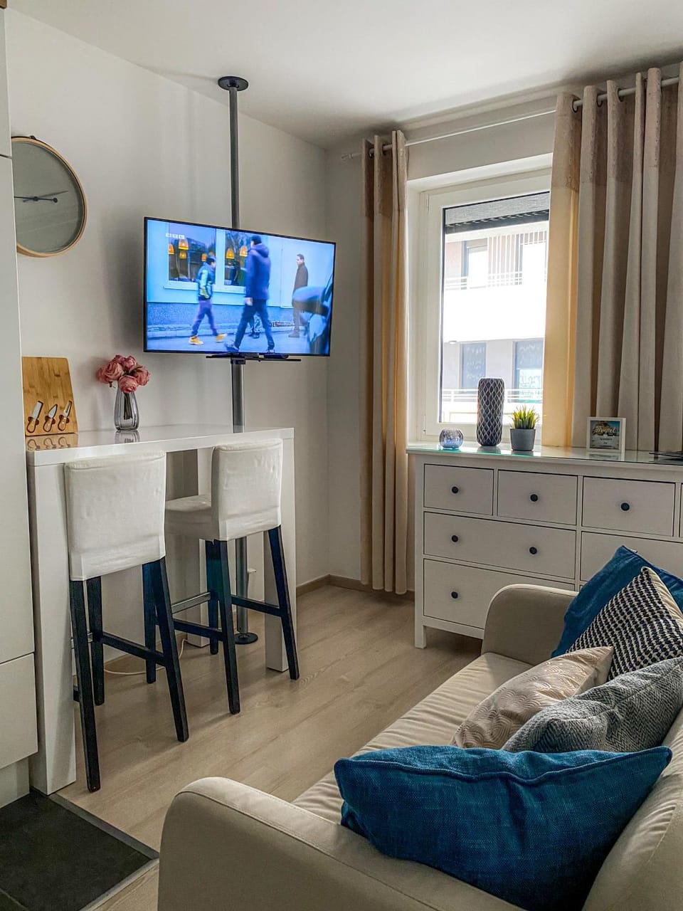 Bed, TV and multimedia, Living room, Photo of the whole room, Dining area, Bedroom, Meals, Meals, wardrobe