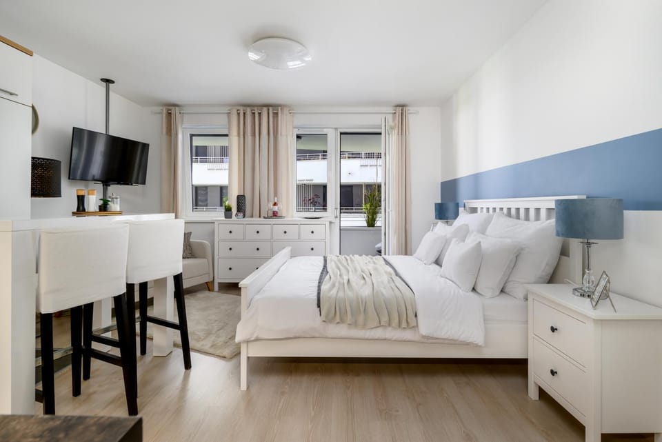 Bed, TV and multimedia, Living room, Photo of the whole room, Bedroom, furniture