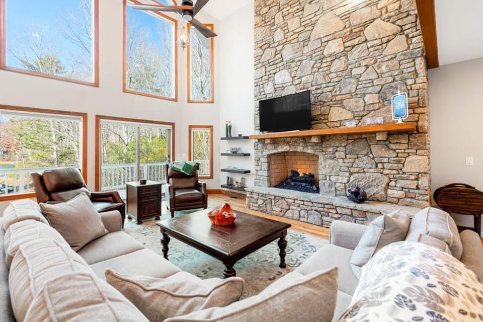 Lakeside Retreat House in Tennessee