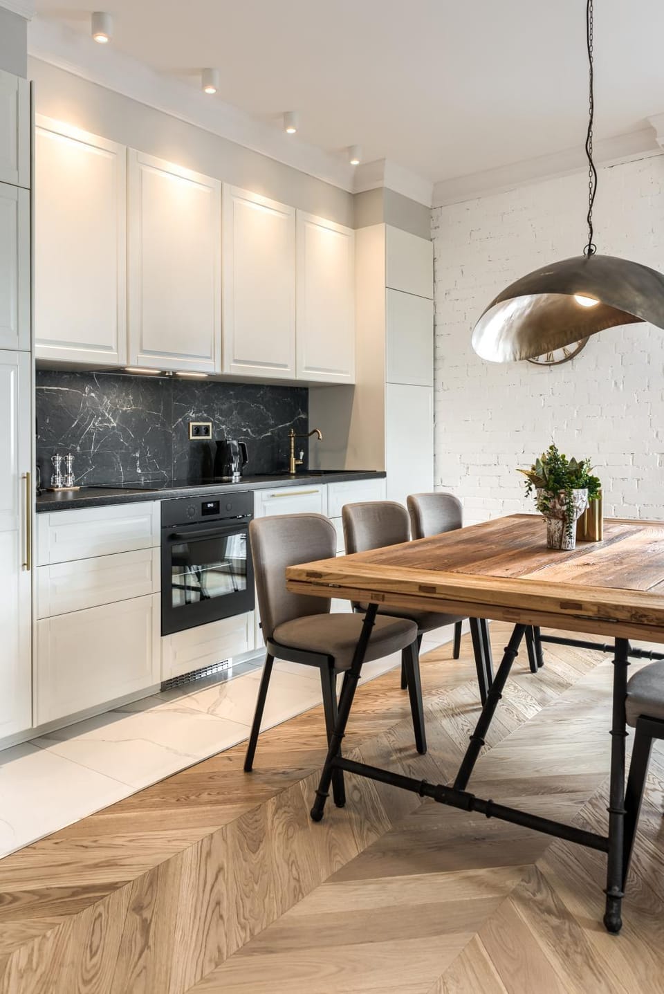 Kitchen or kitchenette, Dining area