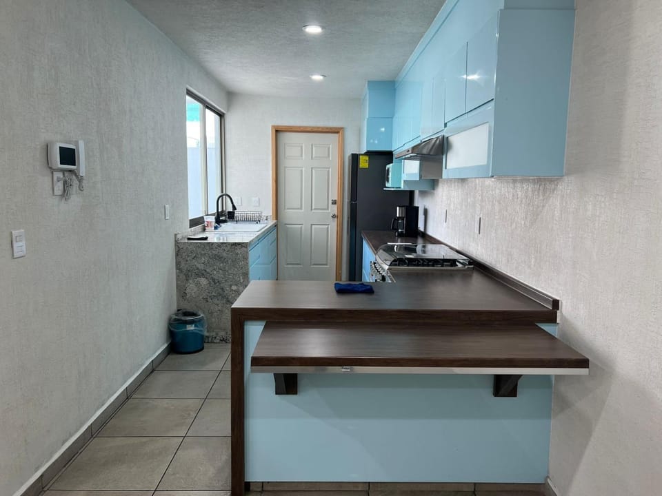 Kitchen or kitchenette, minibar