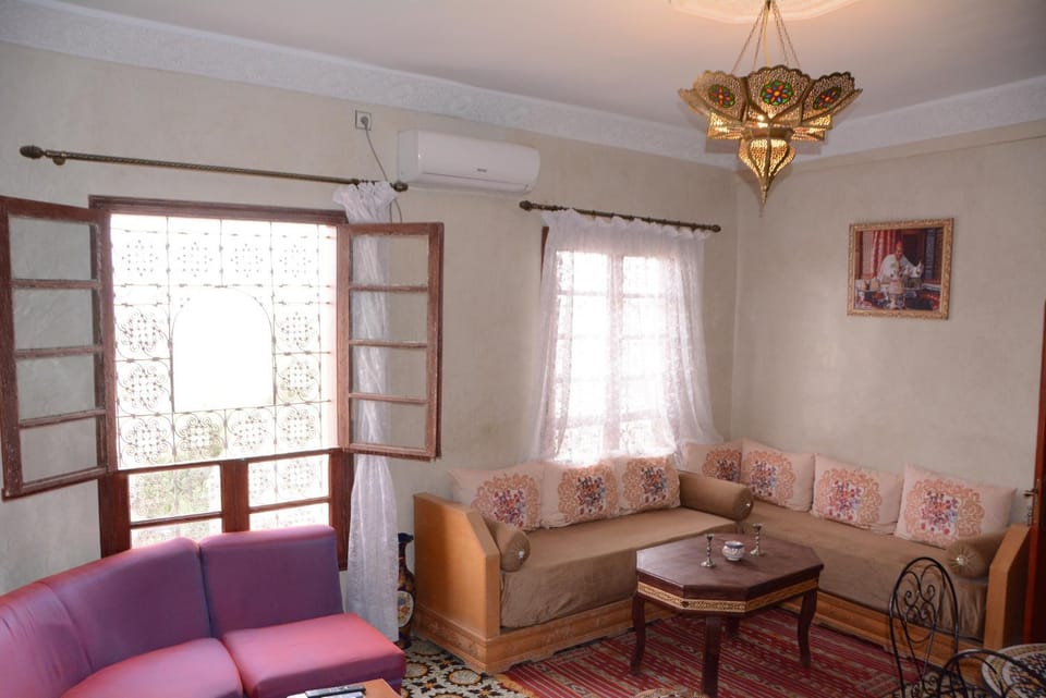 Communal lounge/ TV room, View (from property/room), Living room, City view, Mountain view, heating, air conditioner
