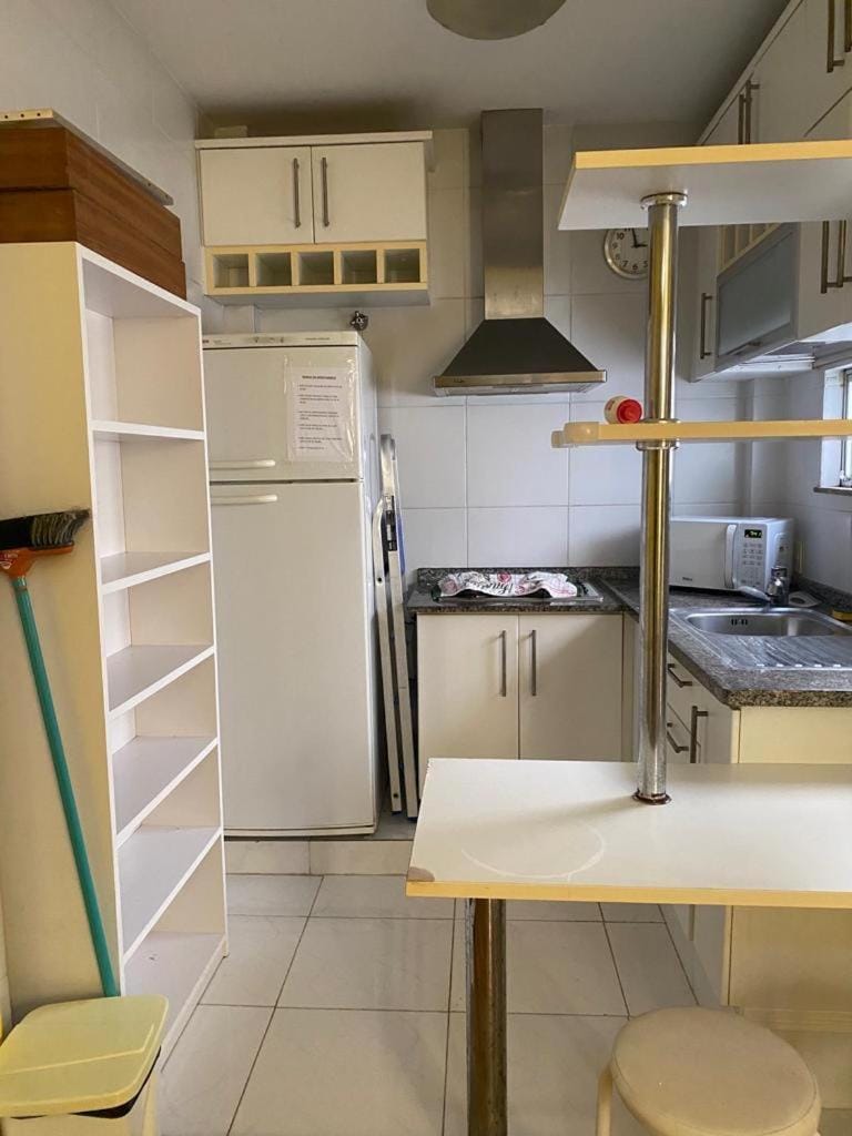 Kitchen or kitchenette, minibar, stove