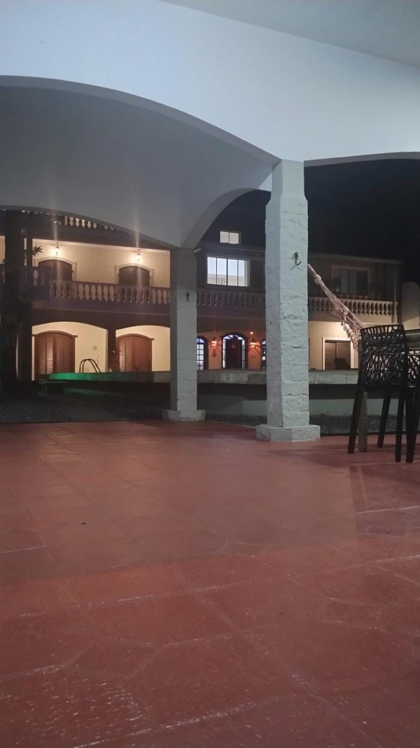 Carnaval a partir 5 diárias - 15 pessoas- Linda Casa de praia com Super piscina 12x5 Novinha com 3 níveis, Wi-Fi, Tv led,jardim , churrasqueira completa House in Itanhaém