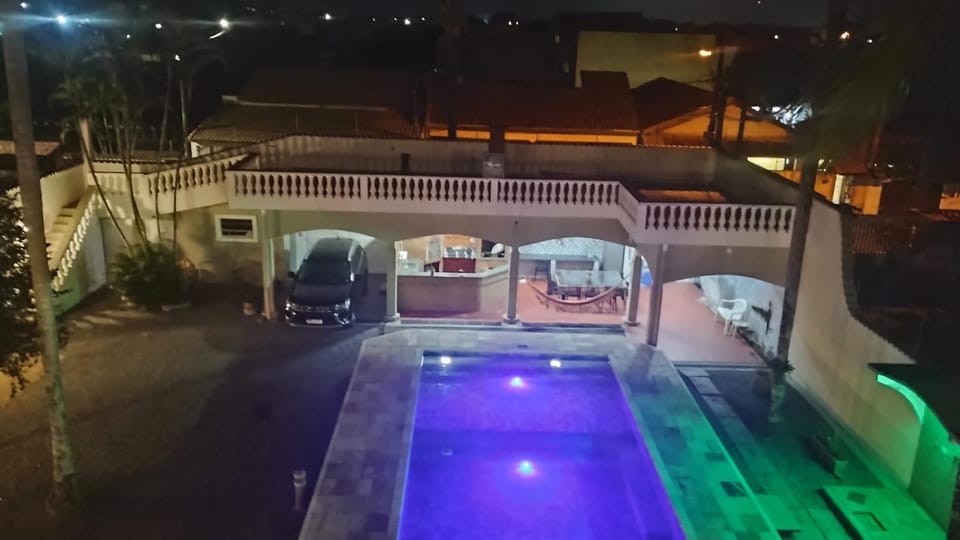 Carnaval a partir 5 diárias - 15 pessoas- Linda Casa de praia com Super piscina 12x5 Novinha com 3 níveis, Wi-Fi, Tv led,jardim , churrasqueira completa House in Itanhaém